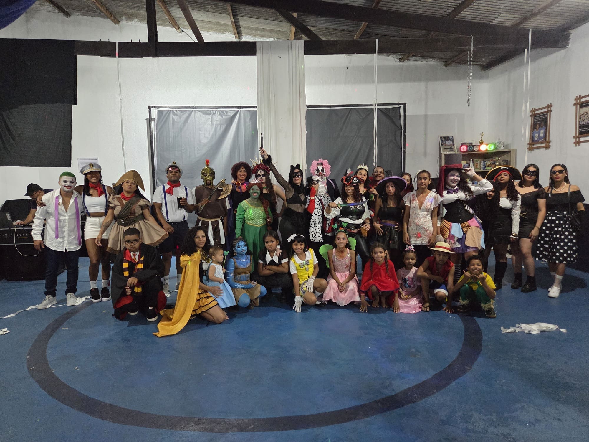 Participantes da Festa à Fantasia da ACAMB